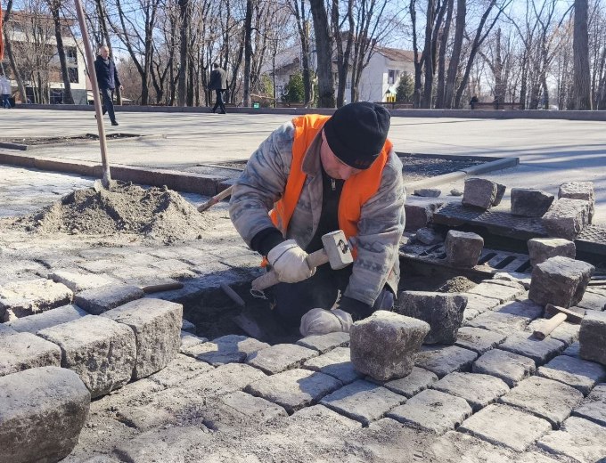 Новини Харкова: ремонт кам’яного покриття на пл. Свободи